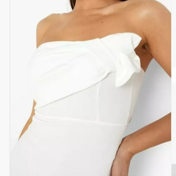 🥳 HOST PICK! 🥳NWT Boohoo white strapless dress, stretchy, knee length(Size 12) - Picture 2 of 8